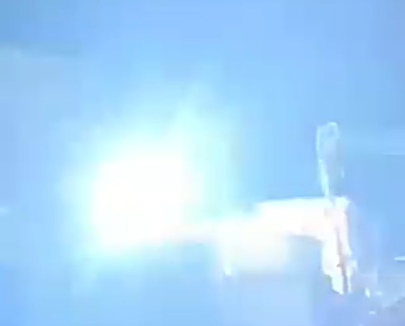 شاهد رعب وخوف المواطنين بسبب تلامس “الفيوزات” لنقل التيار الكهربائي بمدينة كرتير بمدينة عدن.