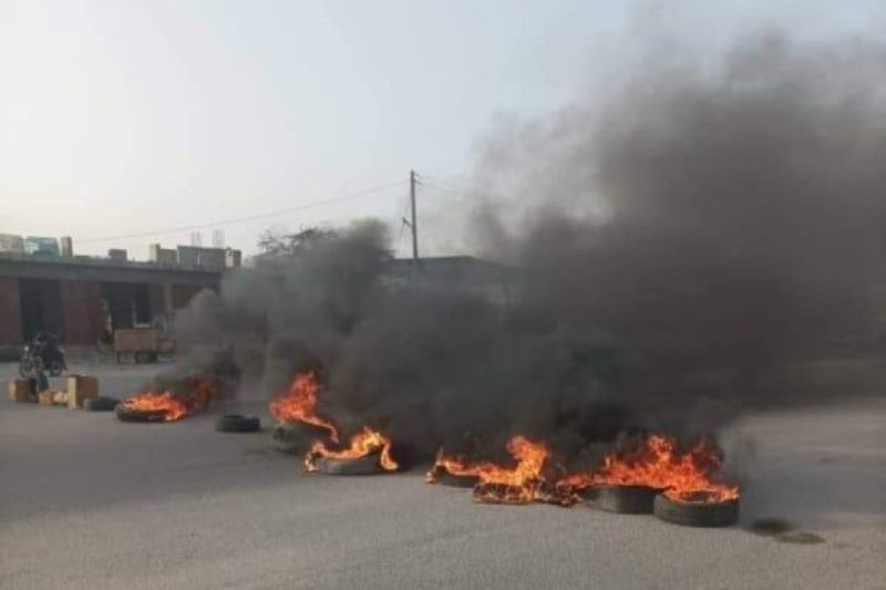 حضرموت.. مواطنون يقطعون الخط الدولي احتجاجاً على انقطاع الكهرباء