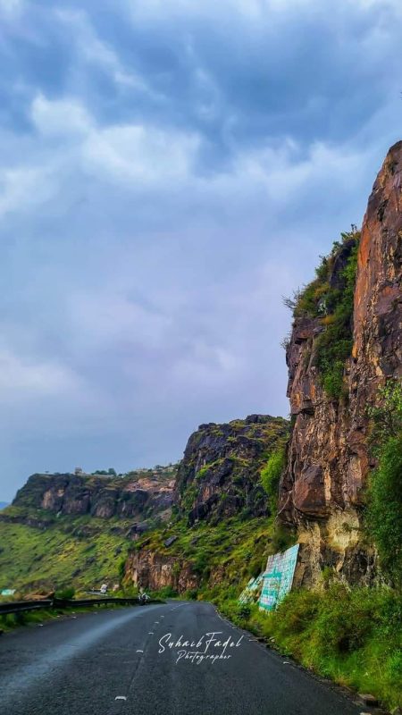 شاهد: انهيارات صخرية تقطع خط نقيل سمارة الرابط بين محافظتي تعز وصنعاء