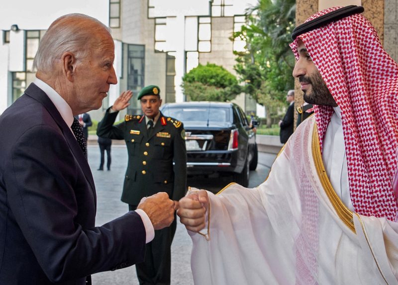 لحظة استقبال محمد بن سلمان ل بايدن في الرياض في يوليو من عام ٢٠٢٢