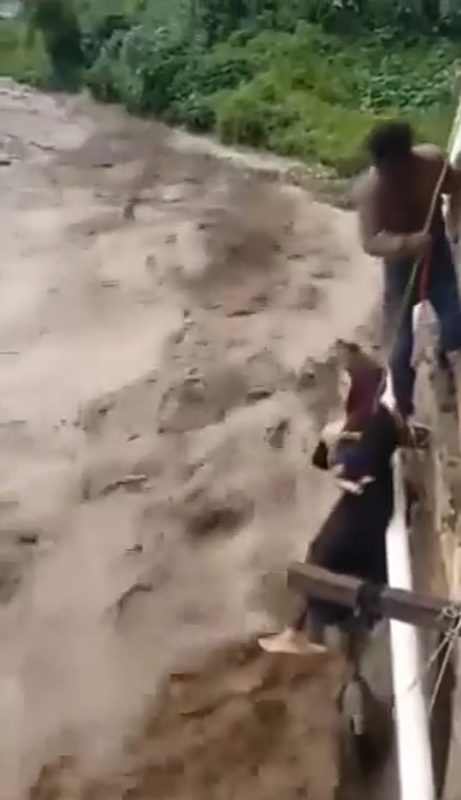 شاهد.. عملية إنقاذ شجاعة لامرأة وطفلها من موت محقق في محافظة إب.