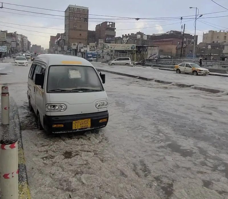 صنعاء بالأبيض.. الثلوج تكسو الشوارع والسيول الجارفة تُغلق الطرقات (صور)