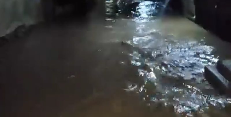 شاهد.. سيول الأمطار تجتاح الاحياء السكنية في مديرية الضحي بمحافظة الحديدة