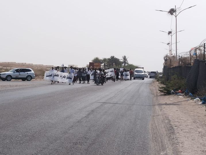 يطالب المحتجون بحقهم في الاصطياد المتعطل منذ سنوات بفعل القوات الإماراتية التي تحتل مطار الريان