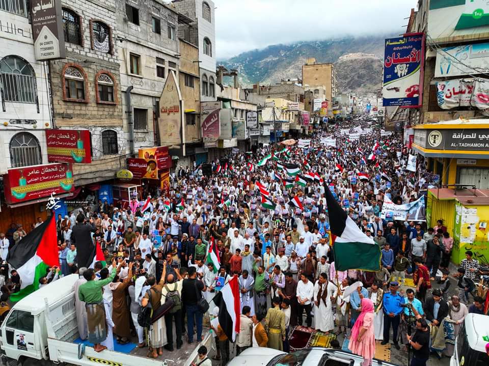 الالاف يؤدون صلاة الغائب على الشهيد القائد إسماعيل هنية في تعز