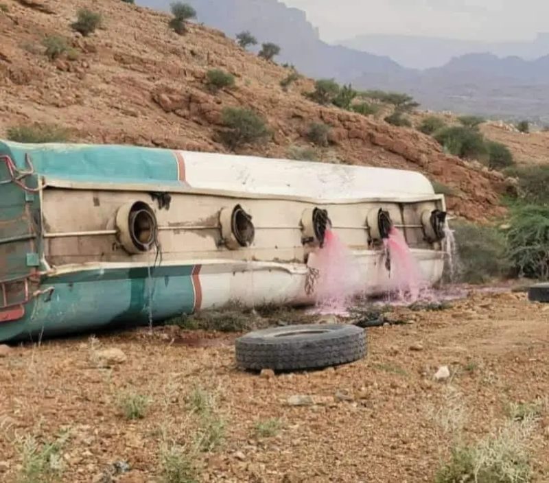 شبوة.. انقلاب شاحنة محملة بالنفط في عقبة النقبة