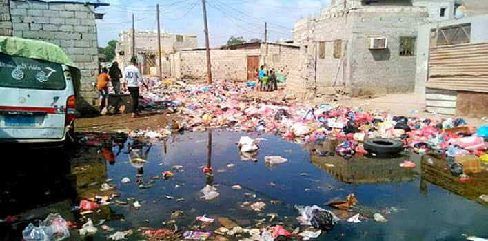 صورة تداولها نشطاء للمجاري في أحد شوارع عدن 