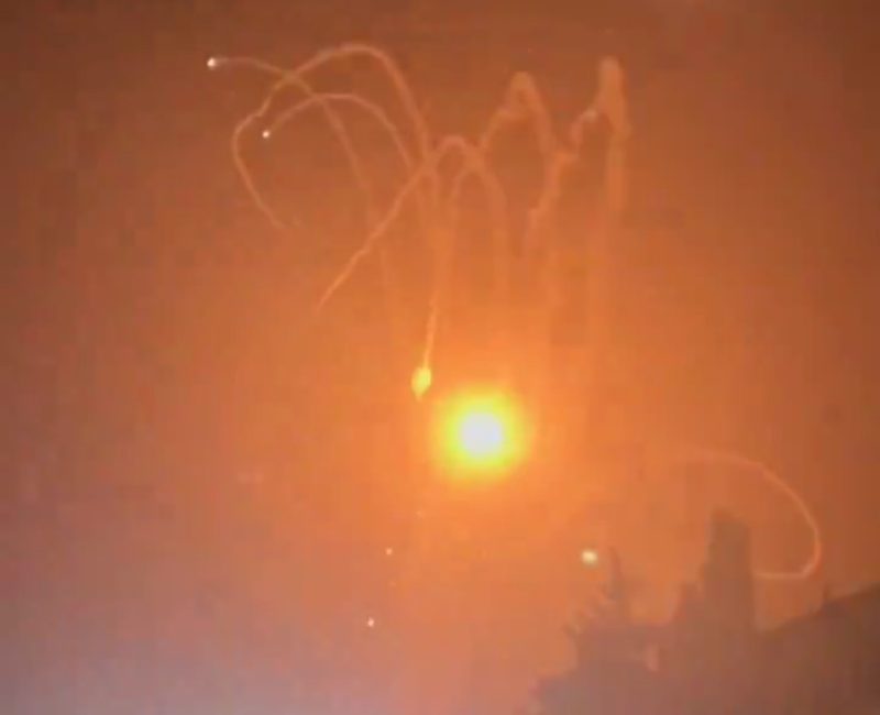 شاهد.. لحظة انقطاع الكهرباء عن مدينة صفد شمال “إسرائيل” بعد إطلاق رشقة صاروخية من جنوب لبنان