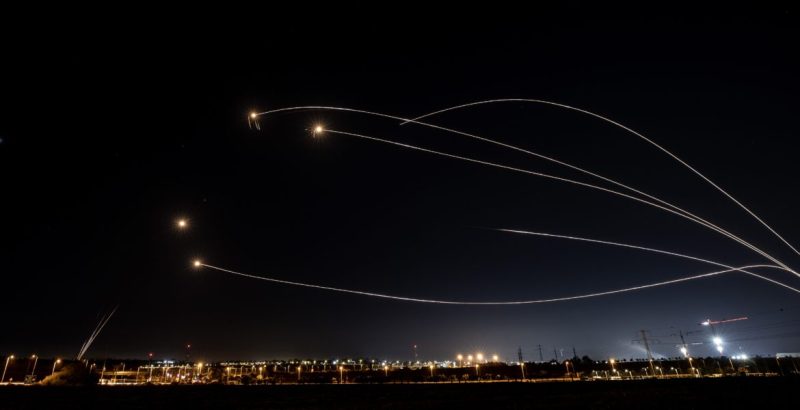 شاهد.. حزب الله يطلق صواريخ ثقيلة نحو وسط حيفا، والمستوطنون يهربون ويختبئون في الشوارع