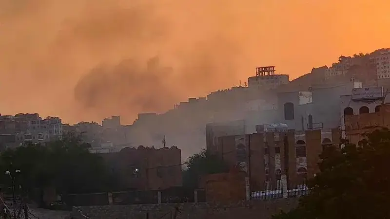 تعز.. إصابة 4 أشخاص في انفجارات بمستودع أسلحة في معسكر (فيديو)