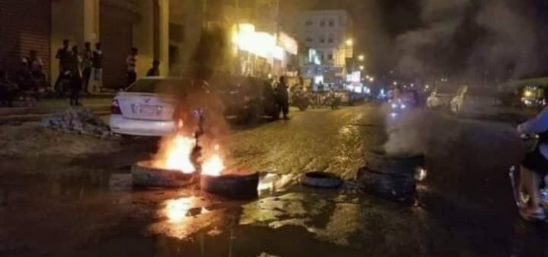 فيديو: مواطنون غاضبون في المكلا بسبب انقطاع الكهرباء