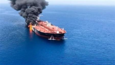 إصابة سفينة بقذيفة وتعرضها لأضرار جنوب غرب الحُديدة