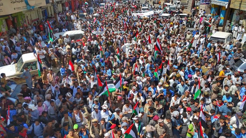 مسيرة حاشدة في مأرب تندد بالصمت الدولي إزاء جرائم الإحتلال الإسرائيلي في غزة