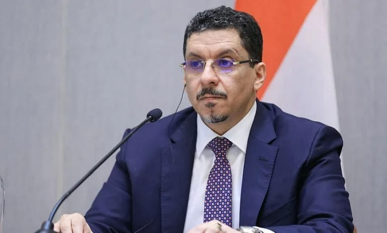 مواطنون يعبرون عن استنكارهم من تصريحات (بن مبارك) بشأن تراجع الريال ويصفونها انها غير مقبولة