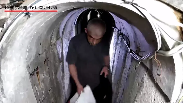 محللون: إسرائيل تحاول كسر الصورة الأسطورية للسنوار بروايات وصفوها بالغبية