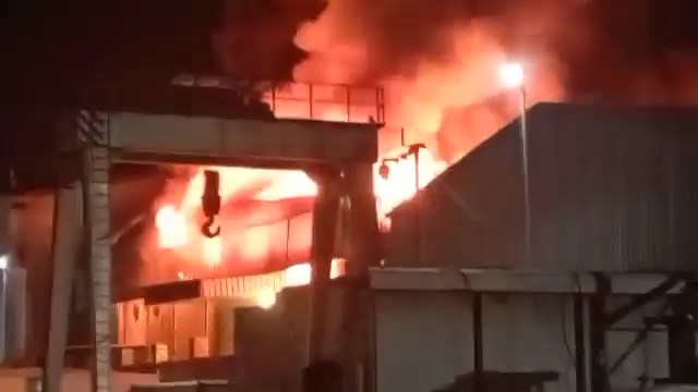 حريق هائل بمحيط ميناء المكلا وفرق الدفاع المدني تتدخل لإخماد النيران