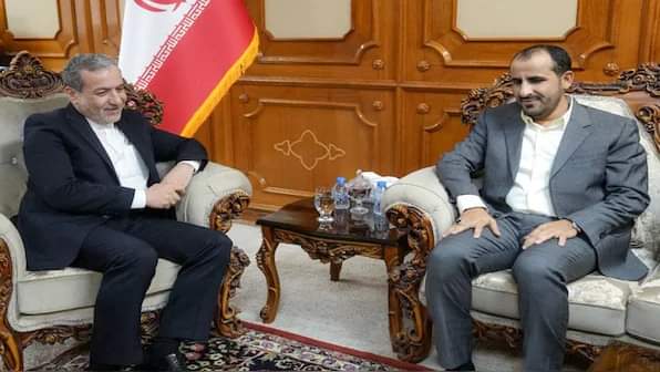 وزير خارجية إيران يلتقي رئيس وفد الحوثيين المفاوض في مسقط
