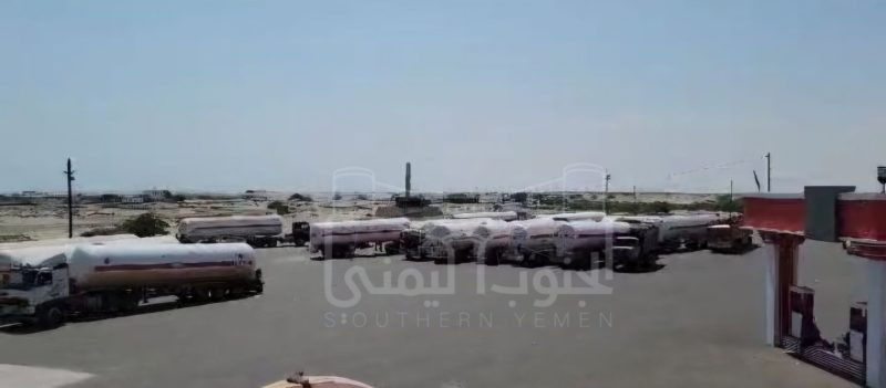 محافظ أبين يوجه برفع جبايات النقاط بشكل مؤقت لفك إضراب الشاحنات والسائقين يرفضون