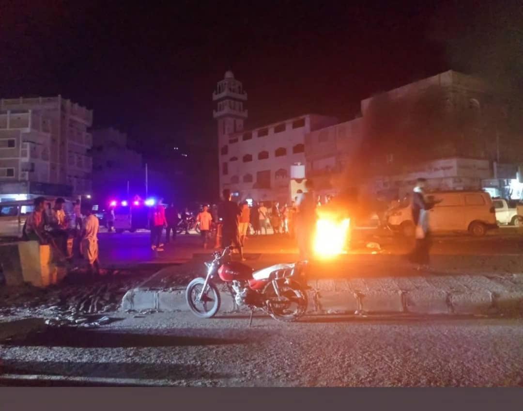 مظاهرات غاضبة في المكلا تطالب برحيل المحافظ بن ماضي احتجاجاً على انقطاع الكهرباء