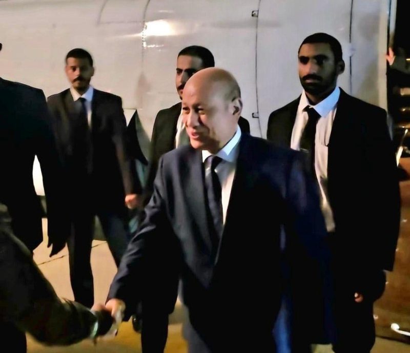 رغم عودته إلى عدن.. غياب الرئيس العليمي يعمّق الأزمة الاقتصادية