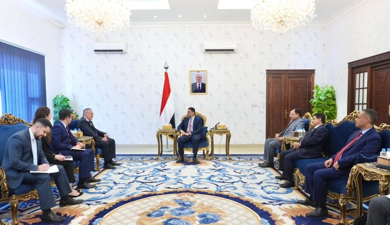 رئيس الوزراء يبحث مع وفد روسي تعزيز العلاقات الثنائية واستئناف عمل السفارة في عدن