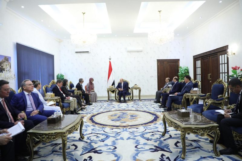 رئيس مجلس القيادة يستقبل سفراء الاتحاد الأوروبي في عدن ويؤكد دعمه لجهود السلام