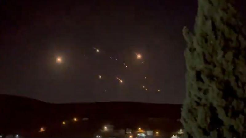 شاهد | المشاهد الأولية لحظة سقوط صواريخ إيرانية على إسرائيل