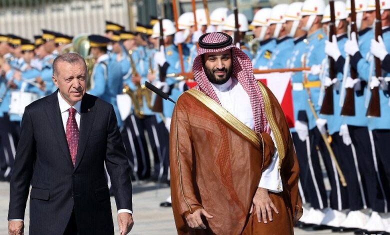 Turkey's President Recep Tayyip Erdogan (L) reviews the honour guard as he welcomes Crown Prince of Saudi Arabia Mohammed bin Salman (C) during an official ceremony at the Presidential Complex in Ankara, on June 22, 2022. - Saudi Arabia's de facto ruler took a big step out of international isolation on June 22, 2022, paying his first visit to Sunni rival Turkey since the 2018 murder of journalist Jamal Khashoggi in the kingdom's Istanbul consulate. (Photo by Adem ALTAN / AFP)