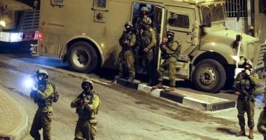 القوات الإسرائيلية تشن حملة اعتقالات ومداهمات في مخيم العروب شمالي الخليل
