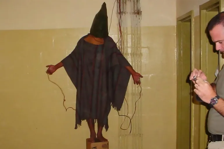 حكم بتعويض 42 مليون دولار لثلاثة عراقيين عُذّبوا في أبو غريب