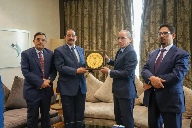 وزير الداخلية يناقش تعزيز التعاون الأمني مع نظيره الموريتاني