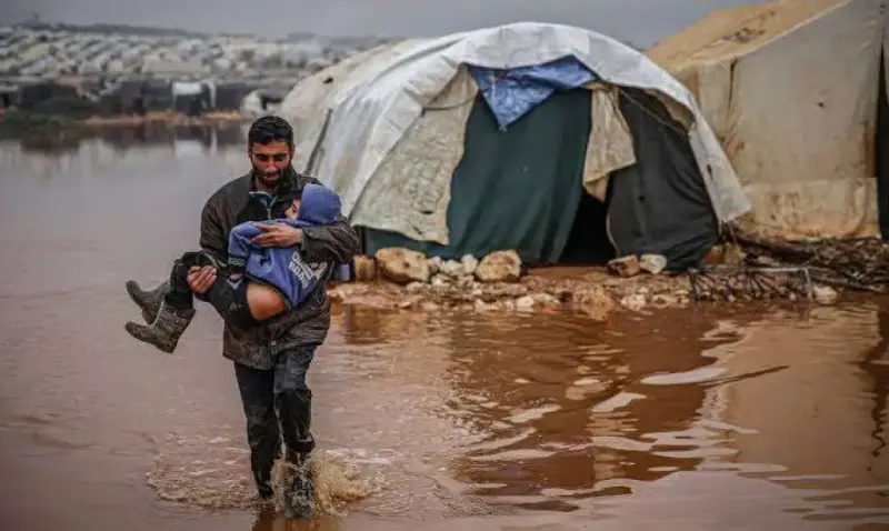 بسبب المنخفض الجوي تضرر وغرق أكثر من 10 آلاف خيمة للنازحين في غزة