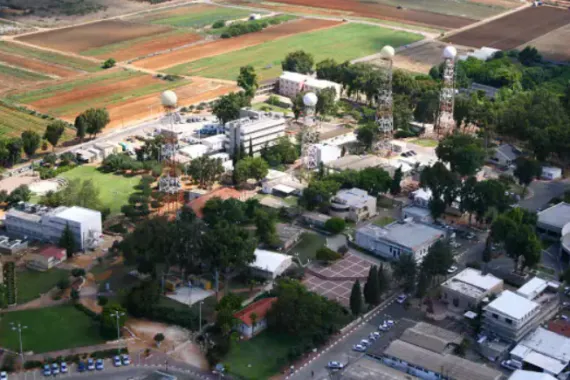 حزب الله يستهدف قاعدة تابعة لوحدة الاستخبارات العسكرية قرب تل أبيب