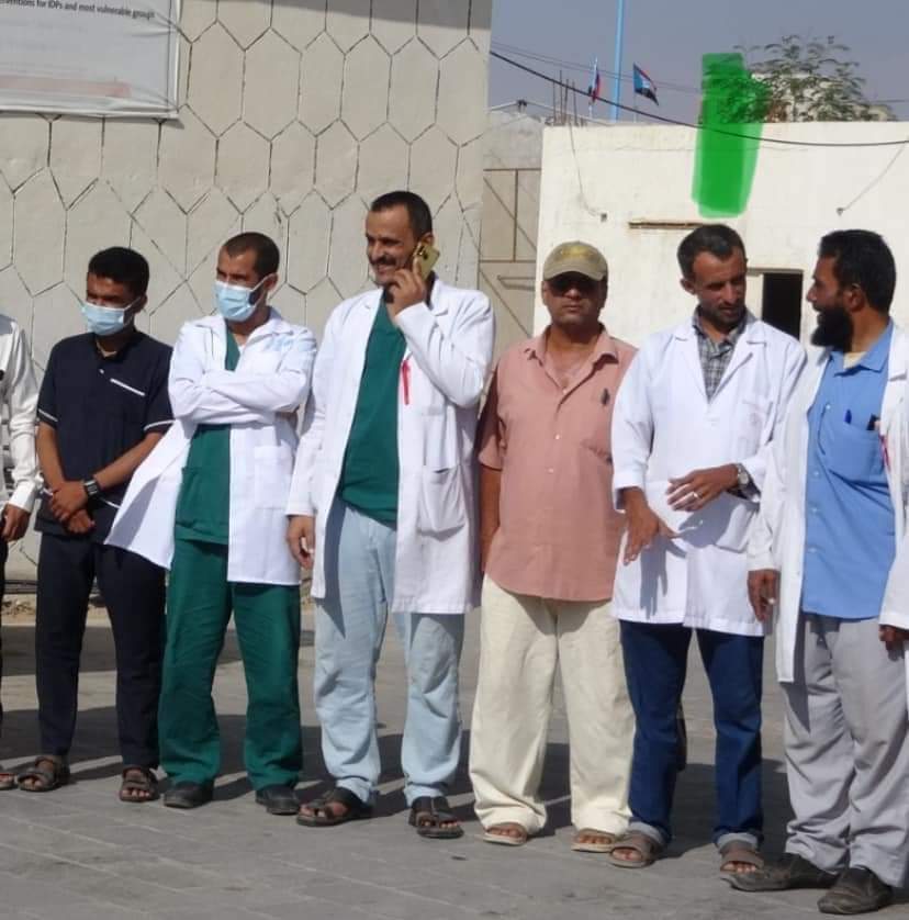 بسبب حضوره وقفة احتجاجية..إقالة دكتور من منصبه بمستشفى حكومي بشبوة