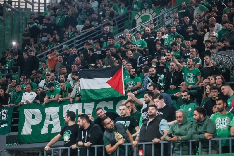 جماهير باناثنايكوس اليوناني تفاجئ “مكابي” الإسرائيلي بأعلام فلسطين
