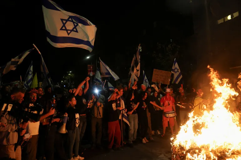 نتنياهو يعرض الأمن للخطر.. وآلاف المتظاهرين ضد إقالة غالانت