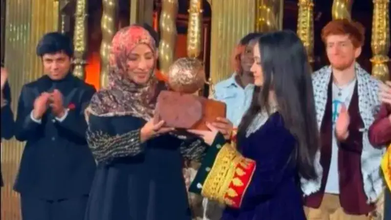 توكل كرمان تسلم الأفغانية “نيلا إبراهيمي” جائزة السلام الدولية للأطفال