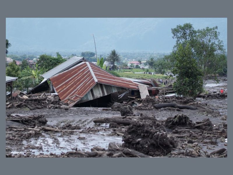 مصرع 6 أشخاص وإصابة آخرين جراء انهيارات أرضية وفيضانات في إندونيسيا