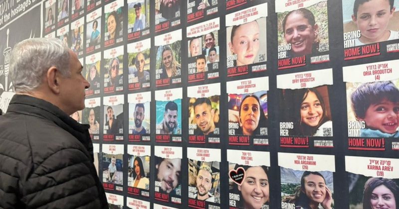 عائلات الأسرى الإسرائيليين تعارض اتفاقا جزئيا وتطالب بهم جميعا دفعة واحدة