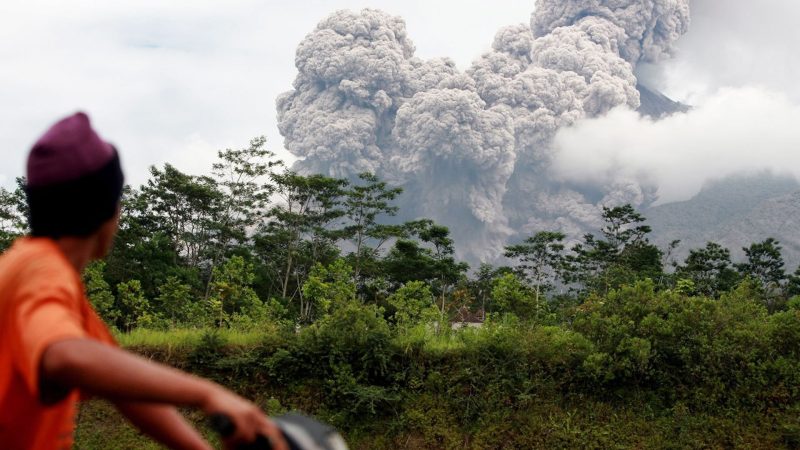 مقتل 9 أشخاص إثر ثوران بركان في إندونيسيا 