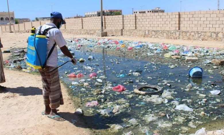 صورة ارشيفية من عمليات الرش بالمبيدات الحشرية للمستنقات التي كانت تنفذ في وقت سابق دون معالجة المشكلة بازالة هذه المستنقعات