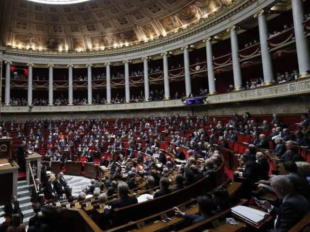 بأغلبية مطلقة.. البرلمان الفرنسي يصوّت على سحب الثقة من حكومة بارنييه