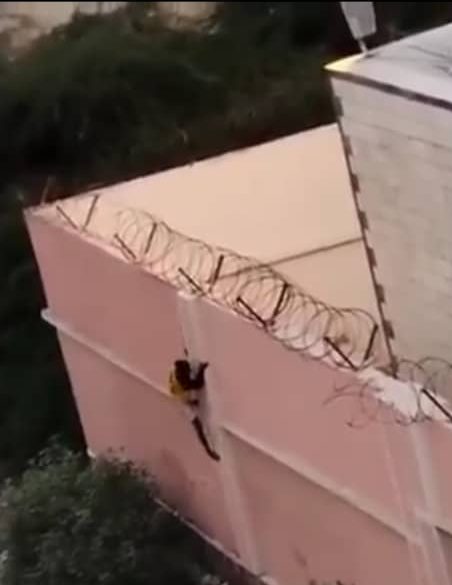 فيديو يوثق هروب سجين من مركز شرطة بالمكلا يثير جدلًا واسعًا في حضرموت