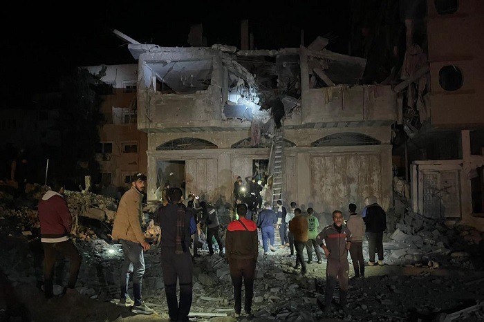 استشهاد 40 فلسطينياً في قصف اسرائيلي استهدف بناية سكنية في تل الزعتر