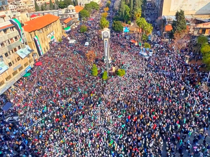 السوريون يحتفلون بسقوط نظام الأسد في شوارع دمشق وبقية المدن