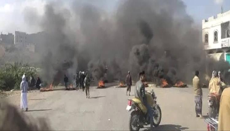 لهذا السبب.. محتجون يواصلون قطع طريق حيوي في تعز