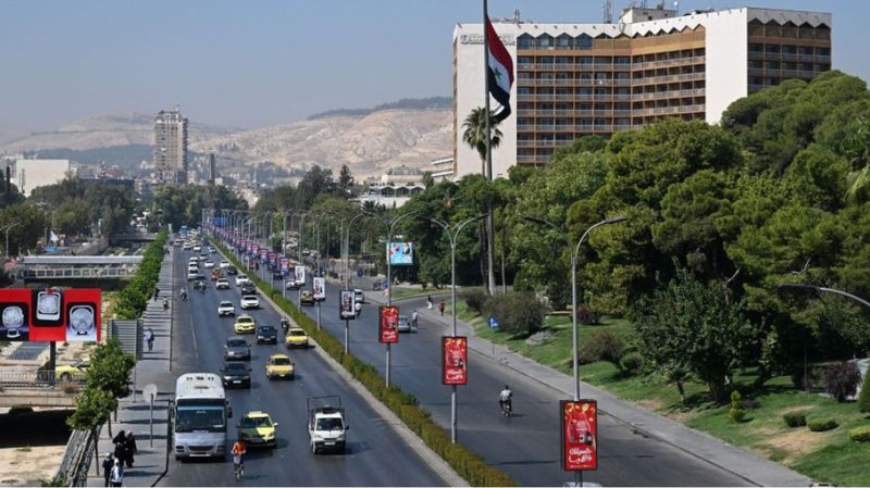 المعارضة تصل لضواحي دمشق ومتظاهرون يحطمون تمثالا لحافظ الأسد