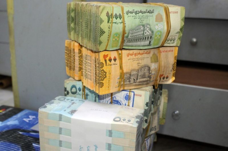 خبير اقتصادي يحذر من تبعات انهيار العملة اليمنية