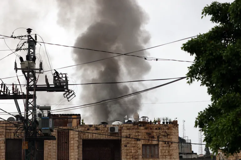 إسرائيل توسّع عملياتها في الضفة الغربية وسط حملة اعتقالات وقصف جوي