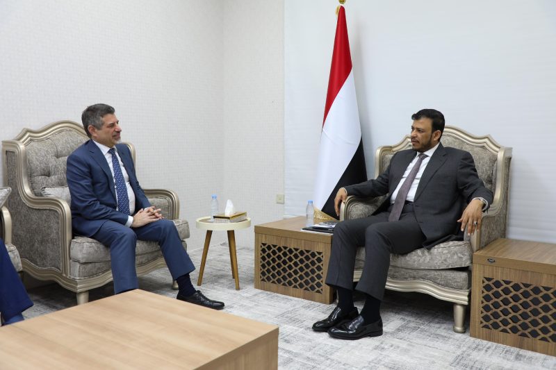 العليمي يبحث مع السفير الأمريكي جهود السلام في اليمن